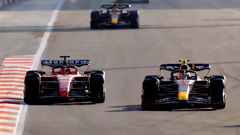Sprint Bakou Perez déborde Leclerc et gagne
