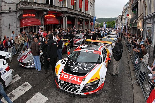 Retour à la tradition de la Grande Parade dans la ville de Spa pour les concurrents des Total 24 Hours of Spa... Photo Jacques Letihon