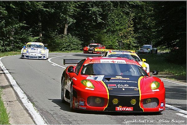 La Grande Parade des bolides au départ de Spa est l'occasion de clichés parfois étonnants... Photo Olivier Brasseur