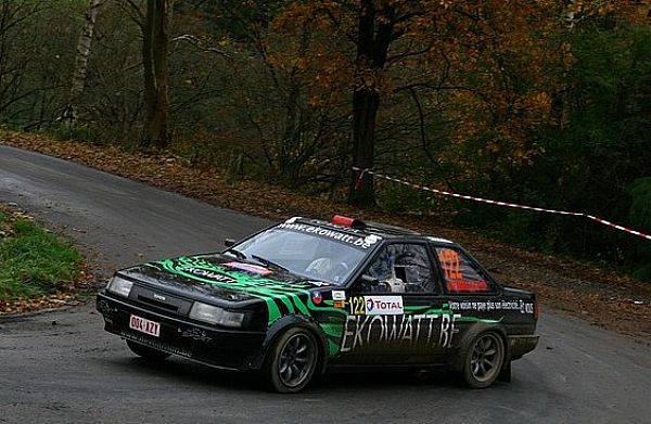 Cédric De Cecco et Eric Borguet vont tenter de briller en 80 km/h au volant de cette Toyota Corolla Twin Cam... Photo Juha Bos
