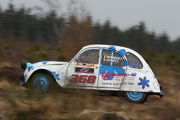 Les Citroën 2CV sont plutôt tendance aux Legend Boucles de Spa. Pour le plus grand plaisir des amateurs du genre... Photo Jacques Letihon
