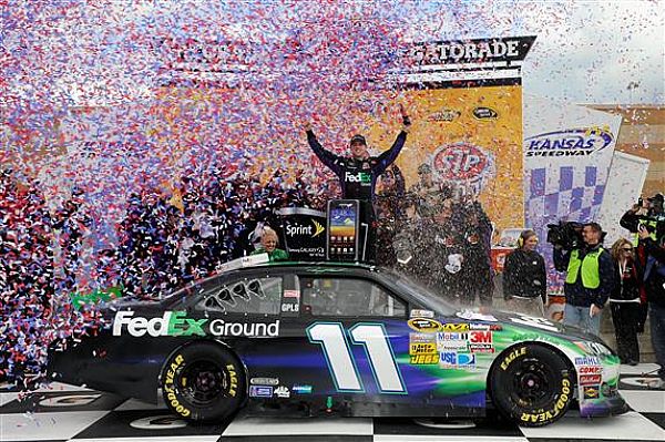 Retour sur Victory Lane pour Denny Hamlin à l'issue de l'épreuve du Kansas ce dimanche... Photo www.nascar.com