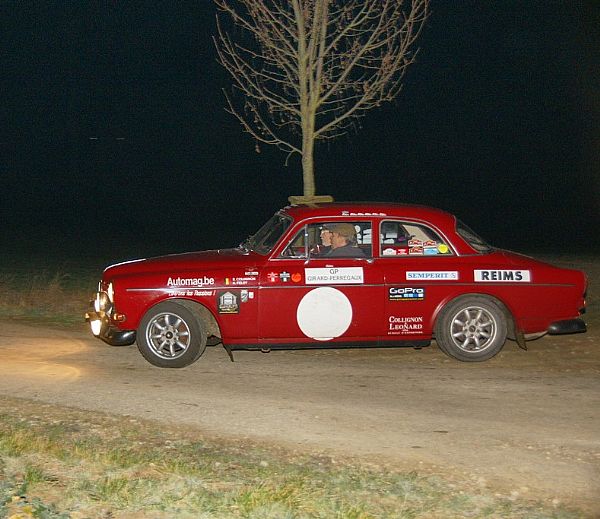 Beaucoup d'ex-aequo au bout de la Transnight 2012, et victoire attribuée à la Volvo 122 de Collignon et Fellot. Photo Eddy Coppée