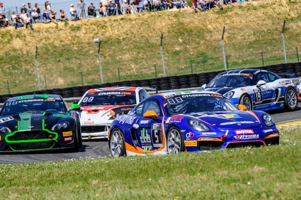 Gros succès pour le Championnat de France FFSA GT4